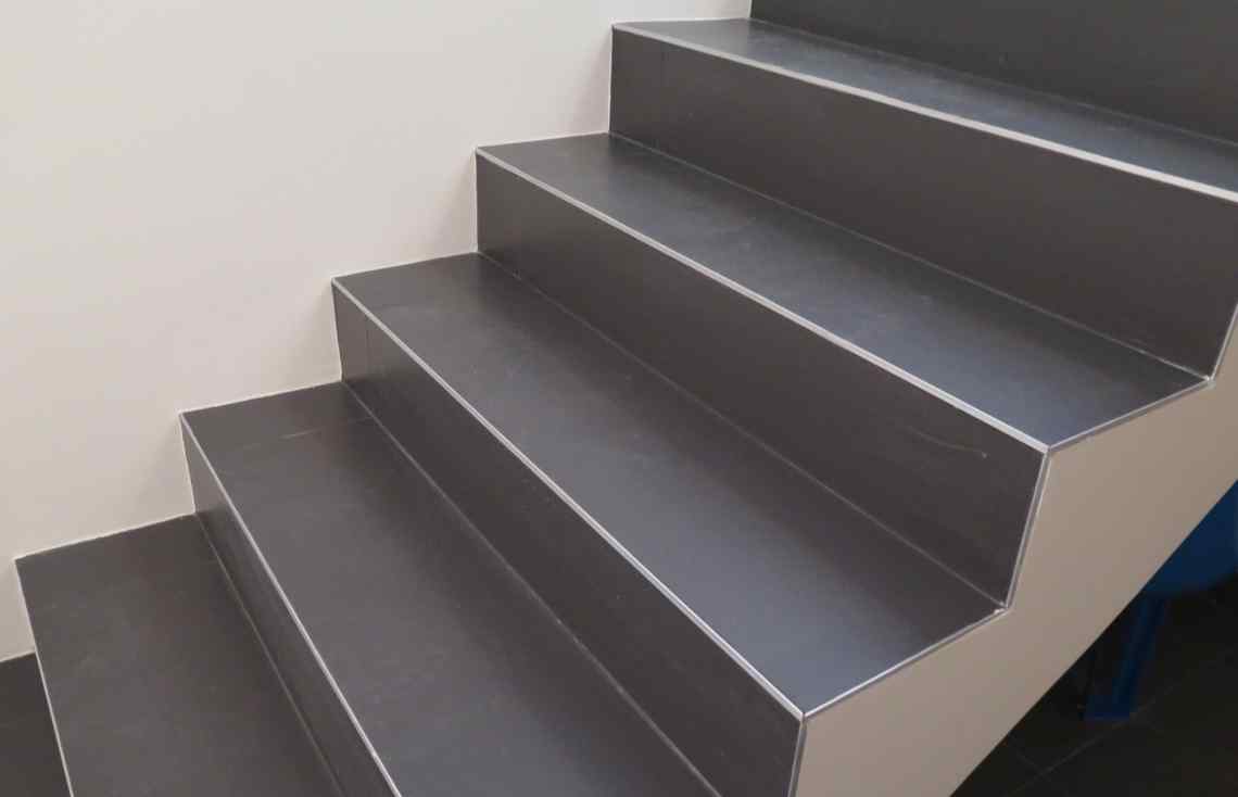 Carrelage Escalier Grand formats réalisé par Luco & Bataller à Cesson-Sévigné